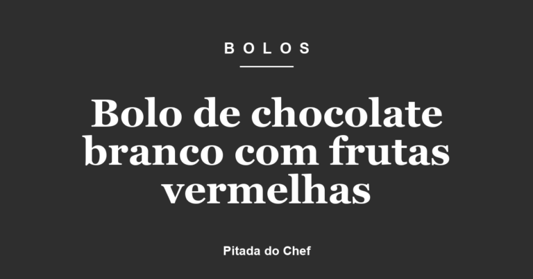 Bolo de chocolate branco com frutas vermelhas